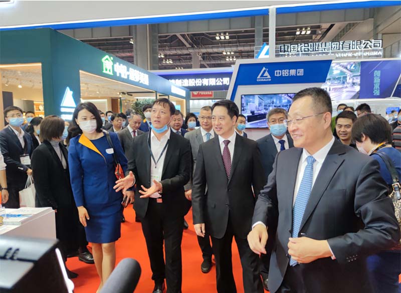 全国政协常委、中国有色金属工业协会党委书记葛红林等领导到公司展位参观指导